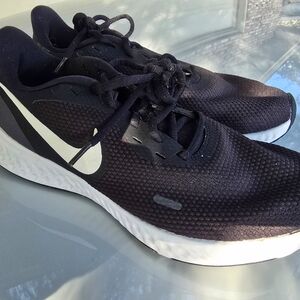 Nike Men's Black and White Athletic Shoes
